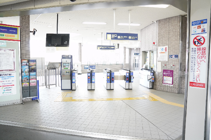 山田駅の改札を出たら右方向へ向かいます。
