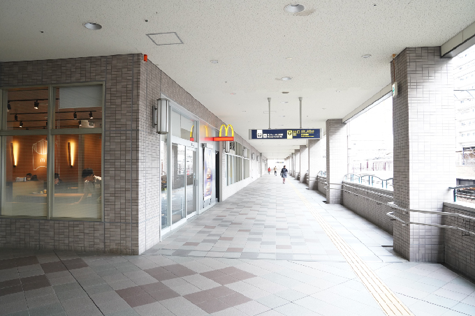 右手に切符売り場、左手にマクドナルド（Dew阪急山田店）があります。
