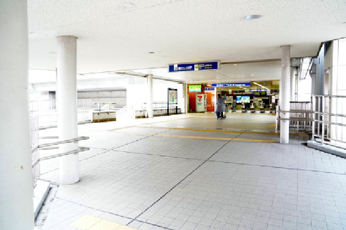 大阪モノレール山田駅の左手前に階段がありますので、