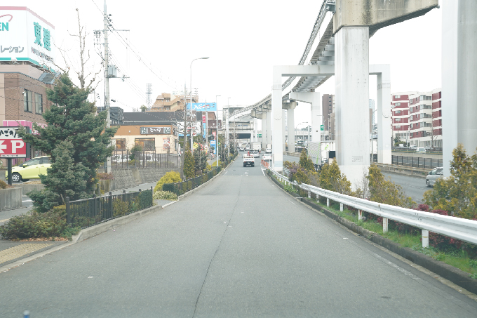 2大阪モノレールの高架に添うように走ります。