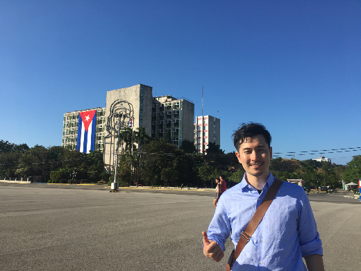 キューバのハバナ大学でインプラントの研究をしました。観光で革命広場へ